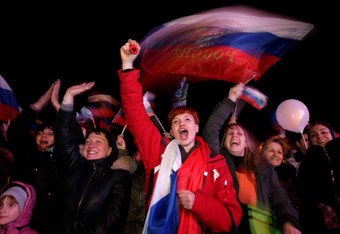 Redazione di Operai Contro, Il 95% per cento della popolazione della Crimea ha votato per l’annessione alla Russia. Non poteva essere diversamente. La borghesia Russa si è ripreso ciò che aveva regalato  ai borghesi Ucraini. ANSA sfodera tutto il nazionalismo occidentale:”un’orda di oltre un milione di filorussi ha detto “sì” all’adesione alla Russia con percentuali del 95%. La borghesia Russa ha fatto ciò che hanno fatto i padroni USA e Occidentali in Irak e Afghanistan. Barack Obama e l’Europa tuonano contro il Cremlino bollando come “illegale e illegittimo” il referendum e annunciando sanzioni già per domani, Putin, stasera ha […]