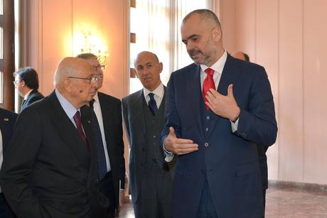 Redazione di Operai Contro, così parlò Napolitano: “Quando si tratta di regole, istituzioni e collocazione internazionale del Paese” bisogna che cessino le “contrapposizioni” fra forze politiche e si passi ” alla coesione nazionale e all’impegno comune”………….. Ciò detto, il presidente Napolitano ha ricordato che bisogna “sempre richiamare le forze politiche alla coesione nazionale e all’impegno comune, al di là delle opinioni diverse, quando si tratti di regole, di istituzioni, e di collocazione internazionale del Paese. Io questo – ha concluso – l’ho sempre sostenuto”. ”Una nuova stagione di crescita economica sostenibile e compatibile con l’equilibrio dei conti pubblici è […]