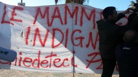 Redazione di Operai Contro, Renzi non ha più molta fortuna nelle scuole. Una piccola folla ha accolto il presidente del Consiglio Matteo Renzi al suo arrivo a Scalea per l’incontro con gli studenti dell’Istituto comprensivo statale Gregorio Caloprese. Il premier ha fatto il suo ingresso in macchina nel cortile della scuola, accolto da urla di protesta e fischii, tra i quali le mamme di Scalea, i precari del personale Ata . All’arrivo del premier alcuni ex dipendenti Ata sono saliti sul muretto esterno della scuola con al collo alcuni cartelli con la scritta “Grazie alla spending review dal 31 […]