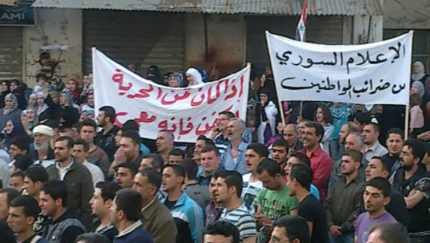 Pubblichiamo per il dibattito di Nacho Lavalle (*) Il 29 novembre abbiamo organizzato, in Argentina, una assemblea in appoggio alla rivoluzione siriana con 220 compagni presenti. E’ stato un passo importante nella campagna mondiale che stiamo promuovendo dalla Lit-Quarta Internazionale per circondare di solidarietà un popolo che si sollevò tre anni fa contro  una dittatura sanguinaria come quella di Al Assad e l’intervento imperialista che già hanno spezzato migliaia di vite. Il fatto importante in questo caso è stata la visita di Abou Maen che dopo aver svolto incontri ed attività in Svizzera, Spagna, Portogallo e Brasile è arrivato in Argentina. Membro […]