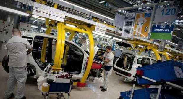 Redazione di Operai Contro, Il testo dell’accordo sui contratti di solidarietà alla FIAT di Pomigliano non è ancora stato reso pubblico, si attende un ultimo incontro per il 28 marzo. Stando alle dichiarazioni, confuse, dei sindacalisti che lo hanno firmato, sappiamo che esso prevede: 1)      La rotazione di duemila operai su ottocento posti di lavoro. Completamente escluso dalla rotazione il montaggio e buona parte dello stampaggio, le parti strategiche dello stabilimento (circa duemilacinquecento addetti), già escluse dalla rotazione sulla cassa integrazione. 2)      Una media di quattro/cinque giorni lavorativi al mese. Nelle dichiarazioni dei sindacalisti si afferma che in alcuni […]