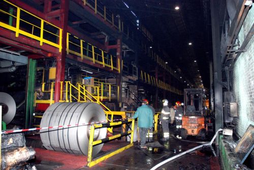 Il prossimo 24 aprile la Corte di Cassazione sarà chiamata a pronunciarsi in merito alla strage ThyssenKrupp del dicembre 2007 in cui persero la vita 7 nostri compagni di lavoro: Antonio, Roberto, Bruno, Angelo, Rocco, Rosario e Giuseppe. Dopo le condanne inflitte inizialmente in primo grado, definite “storiche” ed “esemplari”, sono stati derubricati in secondo grado sia l’omicidio volontario, sia il dolo eventuale, che la Corte d’Appello ha trasformato in “omicidio colposo aggravato dalla colpa cosciente”: ampiamente ridotte le pene per tutti gli imputati. Non è stata la sensibilità dei giudici ma la mobilitazione popolare che ha portato alle […]