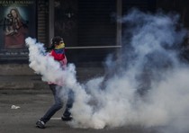 Per il dibattito   Le proteste in Venezuela sono difficili da decifrare anche perché governo e opposizione hanno ugualmente le idee poco chiare su come trarre il paese da una situazione difficile e sono concentrati sulla sfida per il potere a colpi di pessima propaganda. In Venezuela va male e il governo Maduro sembra avere poche idee su come mettere mano alla situazione. All’inizio dell’anno i ministri venezuelani hanno presentato le dimissioni al presidente in risposta all’omicidio dell’ex Miss Venezuela Mónica Spear, morta in una rapina, la cui morte ha richiamato l’attenzione nazionale sul problema della sicurezza. La mossa doveva […]