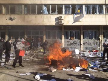 PER IL DIBATTITO Dossier- Bosnia Autori Vari Il dossier che qui proponiamo, prende a tema l’ondata di lotte che ha investito la Bosnia-Erzegovina nel febbraio 2014, e si compone di due parti: il primo testo è un insieme di riflessioni e aneddoti scritti «a caldo» da un compagno che ha partecipato al movimento, corredato da una scarna cronologia; il secondo, di carattere più propriamente teorico, permette di inquadrare i recenti fatti di Bosnia alla luce della storia delle lotte di classe nell’area balcanica, e della loro trasformazione e ritrasformazione in «irrisolvibile montaggio» di confini nazionali e modulazione delle realtà […]