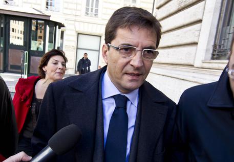 “Nicola Cosentino vanta un rapporto stabile con il clan dei Casalesi”. Sono pesanti le accuse della Direzione distrettuale antimafia di Napoli contro l’ex parlamentare Pdl finito in carcere insieme ai fratelli Giovanni e Antonio nell’ambito di un’inchiesta sulla vendita di carburanti in provincia diCaserta. In tutto sono state emesse tredici ordinanze di custodia cautelare (sei in carcere, sette ai domiciliari), che hanno colpito anche Pasquale e Antonio Zagaria (già in carcere) fratelli di Michele, boss del più importante clan dei Casalesi insieme a quello di Francesco Schiavone. Tra le accuse: estorsione e concorrenza sleale aggravata dalla finalità camorristica. Pochi giorni fa l’ex sottosegretario all’Economia del governo Berlusconi aveva presentato […]