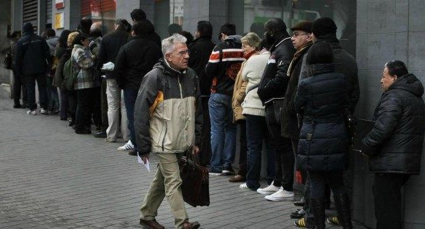 Redazione di Operai contro, mentre i leccaculo della carta stampata e della TV incensano Renzi In Italia 223.165 sono i lavoratori a rischio occupazione nel primo trimestre 2014. la cassa integrazione guadagni a marzo ha toccato la soglia dei 100 milioni di ore autorizzate mentre complessivamente i lavoratori coinvolti ammontano a 500 mila. Un dato, quello sui posti a rischio confermato “dal trend negativo del dato occupazionale”. Il rifinanziamento della Casa in deroga, infatti, è per il sindacato ormai una vera e propria emergenza. I sindacati sanno che presto la cassa integrazione che loro hanno firmata non sarà pagata. “Chiediamo di assegnare immediatamente le risorse già disponibili per […]