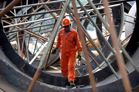 Redazione di Operai Contro, la crisi del sistema economico dei padroni avanza in tutto il mondo La crisi colpisce prima di tutto la manifattura industriale. Il numero degli operai sono cresciuti in tutto il mondo Ora il capitalismo fa crescere l’esercito dei disoccupati, ma la lotta degli operai è estesa in tutti i paesi del mondo. La concorrenza tra padroni aumenta Hanno un’unica possibilità di riprendere i loro profitti: la guerra mondiale Gli imbecilli in Italia tra le file dei padroni e dei loro leccaculi della carta stampata e dei giornali digitali abbondano. Ci comunicano un balletto di cifre […]