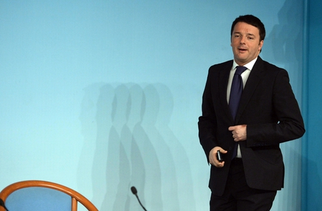 Caro Operai Contro, la grancassa di Renzi scandisce il ritmo dell’avanspettacolo elettorale. 80 euro in busta: una cortina fumogena per prendere voti, mentre discutono del salario minimo a 5 euro. Il salario minimo proposto dal vice ministro dell’Economia, Enrico Morando, sarebbe il 60% del salario “mediano, cioè quello percepito dai lavoratori che si trovano al centro della distribuzione dei salari”, come insegnano i 21 paesi europei in cui vige il salario minimo. Così scrive oggi “il sole 24 ore”. Quindi se, esempio, il salario “mediano” in Italia fosse di 9 euro l’ora, il salario minimo sarebbe di 5,40 euro […]