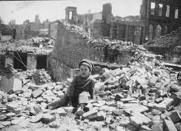 PER IL DIBATTITO A proposito di internazionalismo proletario e romanticismo rivoluzionario Nell’Europa occidentale, i residui di vecchio ceto sedicente rivoluzionario sono del tutto incapaci di guardare oltre la punta del proprio naso. Si appagano di belle frasi edificanti, ripetendole come un mantra. Che lascia il tempo che trova. Uno dei luoghi comuni, continuamente reiterato, è il concetto di internazionalismo proletario, che sembra vivere di virtù propria, come lo spirito santo dei cristiani; indipendentemente dall’evoluzione sociale e dalla situazione storicamente determinata. Lo sappiamo. Fin dalle sue origini, il movimento operaio e proletario europeo assunse una connotazione politica internazionalista. Era inevitabile, dal […]