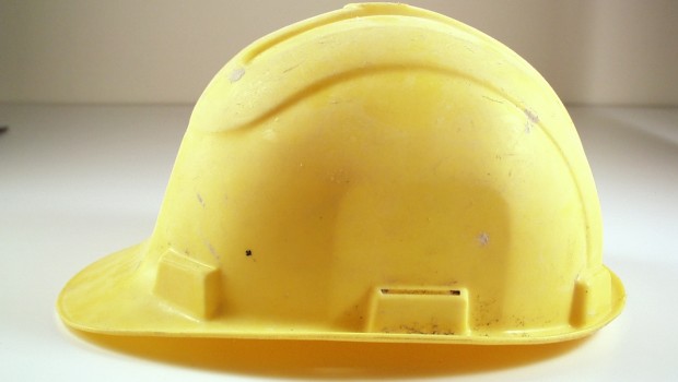   Egregio Direttore, la mancanza di prevenzioni e di rispetto dell’antinfortunistica, sono anch’esse frutto della flessibilità concessa ai padroni, colpevoli ed impuniti per i quotidiani crimini che compiono per i loro profitti. L’ultima “vittima del lavoro”, così li chiamano i crimini del padrone per il profitto, è Antonio Vizzini. Ucciso a 54 anni nella raffineria siciliana Lorefice, dell’indotto Eni di Gela. Ancora da accertare l’esatta dinamica dell’omicidio, – recita il solito refrain di circostanza – pare che l’operaio sia stato investito e schiacciato da una gru in manovra, durante lavori di manutenzione ordinaria. La raffineria è ferma per l’incendio […]