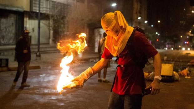 Redazione di Operai Contro, a Caracas in Venezuela, dall’inizio di febbraio si combatte per le strade Maduro parla di golpe fascista Possibile che il 60% della popolazione sia fascista Voi cosa ne pensate Un lettore