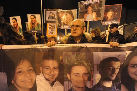 Redazione di Operai Contro, un corteo a l’Aquila ha ricordato i 309 morti del 2009. La città non è ancora ricostruita. Hanno rubato tutti: padroni, politici r amministratori Nessuno è in galera La magistratura ricerca ancora il signor Terremoto Il gangster Renzi ha promesso che nel 2018 sarà tutto ricostruito a patto che lo votino Un Aquilano  