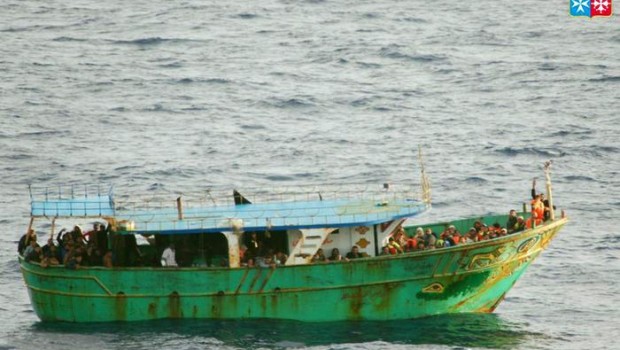Redazioni di Operai Contro, Dal 2000 al 2013 sono morti più di 23 mila migranti nel tentativo di raggiungere l’Europa via mare o attraversando i confini via terra del vecchio continente: il 50 per cento in più di quello che appare dalle stime esistenti. Una strage con un bilancio simile a quello di una guerra per dimensioni e numero di decessi – in media più di 1.600 l’anno – e le cui dimensioni numeriche emergono da un confronto tra varie fonti di dati, per la prima volta riunite in un unico database. Gli assassini sono i padroni:bianchi o neri. […]