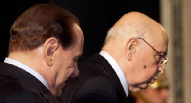 Redazione di Operai Contro, alcuni affermano che l’Italia non è un paese democratico. Ma in quale altro paese un pregiudicato avrebbe prima incontrato il presidente del consiglio Matteo Renzi e concordato le riforme Ma in quale altro paese un pregiudicato avrebbe poi incontrato il presidente della Repubblica Napolitano per  parlare di riforme e legge elettorale. Il pregiudicato Berlusconi ha subito rassicurato il Quirinale della volontà di non far mancare il sostegno di Forza Italia al percorso di riforme in discussione al Senato: “Ho siglato un patto con Renzi – avrebbe sottolineato il Cavaliere – ed io non tradisco mai gli accordi presi”. […]