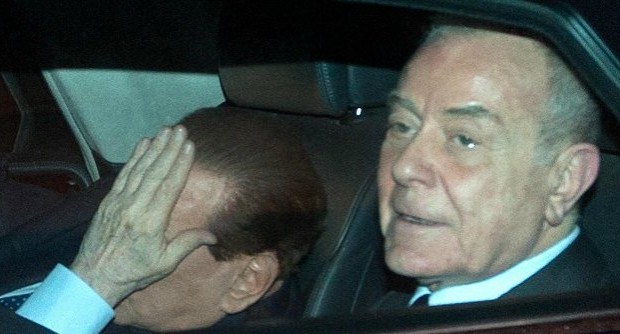 Redazione di Operai Contro, l’Italia ha una grande democrazia Praticamente il parlamento e nelle mani dei gangster Silvio Berlusconi torna a Palazzo Chigi, questa volta da pregiudicato. E rinsalda il patto con il premier Matteo Renzi: voto sulla riforma del Senato prima delle elezioni Europee e solo dopo il 25 maggio sarà la volta dell’Italicum. Dopo essere stato accolto al Quirinale dal presidente della Repubblica Giorgio Napolitano, il leader di Forza Italia – condannato per frode fiscale, decaduto da senatore, incandidabile, interdetto dai pubblici uffici – è stato ricevuto nella sede del governo dal presidente del Consiglio. Un “contentino mediatico” all’ex cavaliere per alcuni, […]