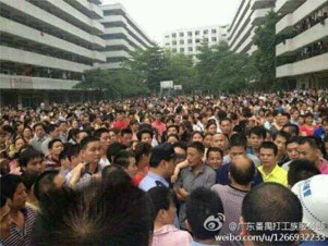 PER IL DIBATTITO Cina. Protesta dei lavoratori della fabbrica di Dongguan che produce per Nike, Reebok e Adidas. Dongguan, città di otto milioni di abitanti nel Guangdong, la regione produttiva per eccellenza della Cina sudorientale, che da sola produce un quinto delle esportazioni, è nota per due cose: le fabbriche e i bordelli. In Cina si dice che dove sorge un insediamento di “lavoratori migranti”, crescono immediati anche i negozi “gialli” (il colore che indica la prostituzione). A Dongguan questa doppia caratteristica per certi versi esemplifica la Cina di oggi; la sofferenza e il lavoro, la produzione, la fabbrica […]