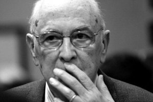 Redazione di Operai contro, si parla tanto dei futuri e miserabili 80 euro che spesso alcune cose si dimenticano. Quanto costa Napolitano? – Stipendio un pò meno di 300 mila euro l’anno.  Napolitano si è alzato lo stipendio e ai 239.192 euro che già prende, ha aggiunto altri 8.835 l’anno – Pensione da parlamentare e non solo. Tornando a Napolitano, nel 1974 è stata varata la legge Mosca che ci costa svariati milioni di euro perché bastava una dichiarazione di un rappresentante di partito o del sindacato per aver diritto alla pensione (con tanto di arretrati a partire dal 1948). Fra coloro […]