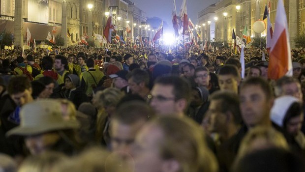 Redazione di Operai Contro, “L’Italia è pronta ad ospitare questo grande evento”. Lo ha assicurato il ministro dell’Interno,Angelino Alfano, riferendosi alla canonizzazione dei due papi. E’ stimata in un milione di persone l’affluenza alla canonizzazione domani dei papi Roncalli e Wojtyla, secondo quanto ha detto il ministro Alfano, per il quale saranno in tutto due miliardi le persone pronte a seguire l’evento in tutto il mondo. Per garantire la sicurezza domani, in occasione della canonizzazione dei papi Roncalli e Wojtyla, scenderanno in campo 10 mila uomini, ha aggiunto ancora Angelino Alfano spiegando che si arriva a questa con la dotazione aggiuntiva […]