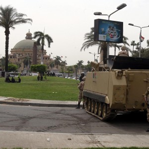 Redazione di Operai Contro, la borghesia ha fatto il tifo per i militari egiziani Degli squallidi assassini sono stati incensati, sfruttando l’odio contro i mussulmani Il tribunale egiziano di Minya in Alto Egitto ha condannato a morte la guida spirituale dei fratelli musulmani, Mohamed Badie, e altri 700 militanti dei fratelli musulmani fedeli al deposto presidente Mohamed Morsi. Lo hanno reso noto fonti della magistratura egiziana. E’ stato invece deferito il caso al Gran Mufti d’Egitto, nell’ambito del processo contro oltre 1.200 sostenitori della Confraternita. La stessa corte ha commutato in ergastolo la pena capitale a 492 pro Morsi dei […]