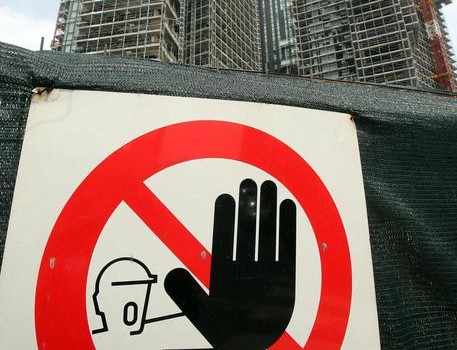 Redazione di Operai Contro, il gangster Renzi cinguetta: Gazie a me la crisi è finita. Un buon numero di giornalisti leccaculo dei giornali e della TV, non perdono occasione per rilanciare il cinguettio del gangster. La Vanna Marchi del governo dei padroni continua a truffare Intanto i licenziamenti e la cassa integrazione aumentano Intanto i dfisoccupati aumentano Intanto la miseria cresce. Se guardiamo i dati si evidenzia la truffa. Più di 3.600 fallimenti nei primi tre mesi del 2014; circa 40 al giorno, quasi due all’ora: sono i dati di Unioncamere sulle imprese fallite nel primo trimestre 2014, il […]