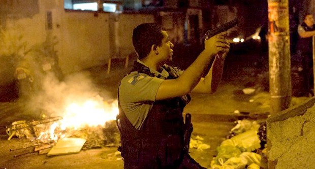 Redazione di Operai Contro, Roghi di pneumatici, spari, ordigni improvvisati e bottiglie lanciati verso le strade turistiche di Copacabana in Brasile. Nella favela Pavao-Pavaozinho di Rio de Janeiro, quartiere situato a pochi passi dalle strutture in cui si svolgeranno alcuni eventi delle Olimpiadi del 2016, sono scoppiati violenti scontri dopo che un residente locale, il ballerino Douglas Rafael da Silva Pereira, è stato trovato morto.  Ucciso dalla polizia che lo ha picchiato a morte.  “Agenti hanno picchiato un mio amico alla morte, così come hanno torturato e ucciso persone in altre comunità”, ha detto il 23enne Johanas Mesquita, aggiungendo che “questi tentativi di portare la calma nelle favelas sono un fallimento, perché […]