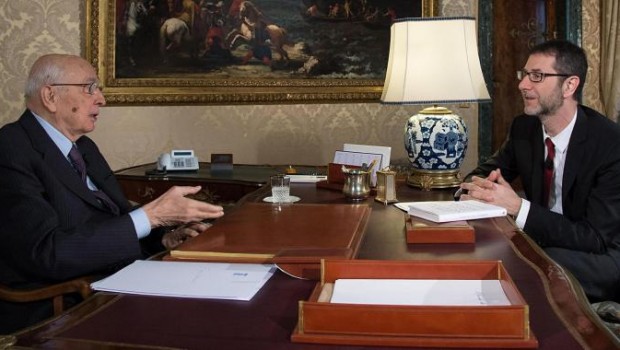 Egregio Direttore, da una parte la politica ufficiale rappresentata da Napolitano, intervistato da Fazio; dall’altra il mondo reale, tra cui la manifestazione del giorno prima, dei senza casa e del disagio sociale. Una distanza siderale! Fazio è stato ben attento a non porre domande imbarazzanti al capo dello Stato. Grandi temi per grandi risposte evanescenti, come quella sui 20 milioni di disoccupati in Europa. Ignorati i 3 milioni di disoccupati che diventano sei, sommati a quanti vengono definiti, “scoraggiati”. Ignorati i cassaintegrati e i licenziati in mobilità senza sbocchi. Ignorati quanti subiscono il ricatto della “falsa partita Iva” per […]