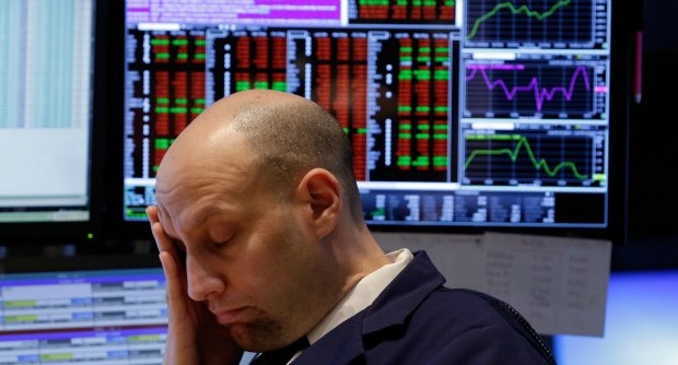 Redazione di Operai Contro, la crisi economica si aggrava, I capitalisti e i loro guru dell’economia propongono cazzate una dietro l’altra. Intanto la terza guerra mondiale scalda i muscoli in Ucraina Diego Valiante, capo della ricerca sui mercati finanziari del Centre for european policy studies (Ceps) di Bruxelles riprende il ritornello di crisi finanziaria “Sono passati più di cinque anni dal crollo dei mercati finanziari, con il trambusto creato da Lehman Brothers e il salvataggio di tante (troppe) istituzioni finanziarie in tutto il mondo occidentale. Da allora il sistema finanziario si è avvitato in una spirale di avversione al rischio che continua […]