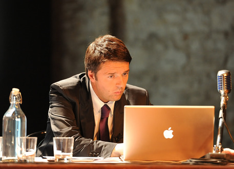 Redazione di Operai Contro,  i gangster come Renzi, utilizzano molto bene gli strumenti multimediali. In diretta tuwitter da Palazzo Chigi,Renzi risponde, a chi gli chiede se con il debito in aumento dal 127% del 2012 al 132,6% del 2013 il governo saprà rispettare i vincoli e far ripartire l’economia. Renzi e pari ad Al Capone, solo se comanda lui l’economia ripartirà. A chi gli chiede il reddito di cittadinanza, Renzi risponde: io non sono d’accordo sul fatto che il Reddito minimo di cittadinanza crei posti di lavoro. Abbassare le tasse è giusto”, Renzi afferma: vi ho promesso la quattordicesima […]