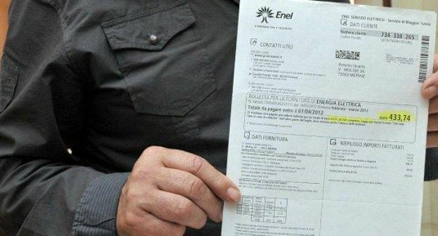 Redazione di Operai Contro, spesso mi ero posto il problema di scrivervi una denuncia per le bollette del gas. I padroni e il loro governo sono dei vampiri Il buffone Renzi parla di quattordicesima. Il buffone delinquente non paga il gas Un pensionato Nella bolletta del gas si trova di tutto, perfino un contributo per tagliare il gas agli utenti morosi. Poi c’è la polizza contro i rincari del metano: dovrebbero tutelare gli utenti finali ma il suo costo continua a salire, mentre quello del gas scende. Capire il groviglio di accise, oneri e balzelli nascosti nella distinta costi è più difficile che studiare la cabala ebraica. Le […]