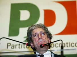 Redazione di  Operai Contro, i gangster del governo Renzi hanno ormai capito di dover utilizzare il ricatto. Il viceministro dell’Economia, Enrico Morando, intervenendo al workshop Ambrosetti di Cernobbio ha affermato: Le riforme in campo economico e fiscale che il governo Renzi sta introducendo saranno veramente efficaci ”se l’orizzonte del governo si può prevedibilmente sperare che sia il 2018”.  ”Per avvicinare il nostro sistema contributivo alla media europea non bastano i 10 miliardi” di cui si parla per il taglio dell’Irpef, ”ma ne servono 32-33”. Per Morando è tutto semplice: bisogna tenersi Renzi fino al 2018 I disoccupati imparino a […]