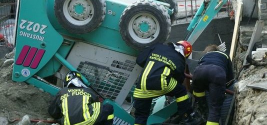 Redazione di Operai Contro,  Ancora una tragedia sul posto di lavoro. Questa mattina, in un deposito di bibite, intorno alle 12 e 30, un operaio di 44 anni è morto sul colpo a seguito del ribaltamento di un muletto che lo ha praticamente schiacciato. L’operaio, Salvatore Pulcrano, di Pomigliano D’Arco, era dipendente di una ditta che si occupa della manutenzione e riparazione di carrelli elevatori.  Questa mattina, l’uomo si trovava all’interno di un deposito di bibite in via Colli di Fontanelle, e stava lavorando per manutenzionare un carrello elevatore elettrico ma a causa di un inappropriato bilanciamento dei pesi, il […]
