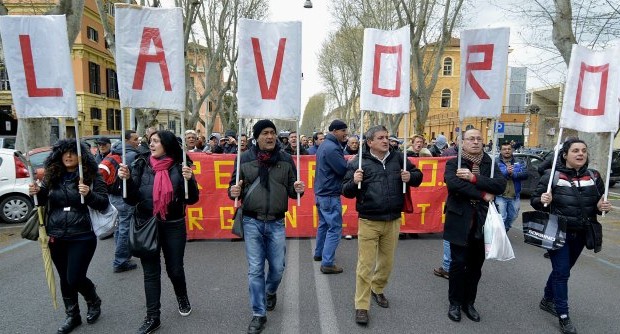 Redazione di Operai Contro, altro che piano del lavoro. Con Renzi si continua a licenziare. Una protesta nazionale per salvare 200 posti di lavoro. Partirà da Lugo, in provincia diRavenna, ma coinvolgerà anche il resto dell’Italia, da Palermo a Milano, la giornata di sciopero indetta il 29 aprile dai dipendenti del colosso cooperativo Iter che, per far fronte a una grave situazione di difficoltà economica generata dalla crisi del settore costruzioni, “ha presentato unprogetto industriale  che metterà a rischio il futuro di 200 lavoratori, sui 256 attualmente impiegati”. Che l’azienda, realtà storica della provincia di Ravenna, navigasse in cattive acque, spiegano i rappresentando dei lavoratori Iter, […]