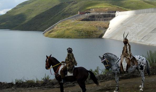 Redazione di Operai Contro, l’onu è l’organizzazione dei padroni più sanguinaria del capitalismo. Vi invio un articolo Un lettore Neve, Aids e povertà: il montagnoso Lesotho è uno dei pochi Paesi africani dove nevica spesso. È tra i più poveri al mondo: 10 bambini su 100 muoiono prima di vedere cinque inverni, le aspettative di vita si fermano a 50 anni (nel 1990 era di più: 60), il 25% delle donne è sieropositivo. La World Bank, che è un po’ la Banca dell’Onu con il motto «lavorare per un mondo senza povertà», sostiene di aver fatto al piccolo Lesotho […]