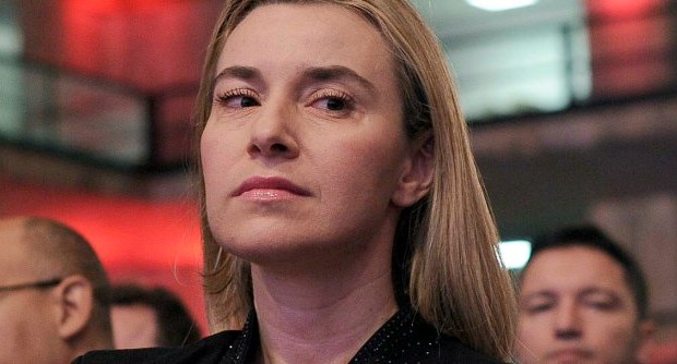 Redazione di Operai Contro, t’invio  un articolo sul costo dei diplomatici Guadagnano fino a 600mila euro l’anno e di retribuzioni ne hanno due, quella a Roma e quella all’estero. Ma ora la musica cambia per tutti. “Basta stipendi d’oro agli ambasciatori d’Italia”, ha promesso il ministro degli esteri, Federica Mogherini, annunciando un disegno di legge per modificare il trattamento economico del personale diplomatico all’estero. Dopo 48 ore si scopre però che anche invertendo l’ordine dei fattori il costo della Casta non cambia. E forse, se possibile, aumenta. Nel pomeriggio il ministro ha incontrato i sindacati della Farnesina per presentare le linee guida del piano che deve essere ancora formalizzato in un […]