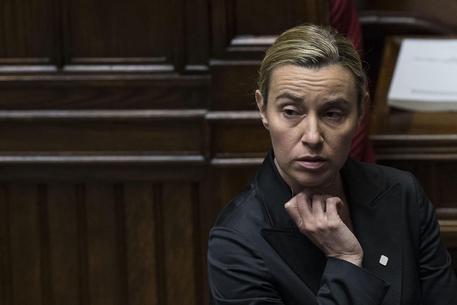 Redazione di Operai Contro, Sul caso dei Marò “si apre una fase nuova”, la “procedura internazionale”, già avviata con l’invio in India di una nota verbale. Un primo passo che se non darà esiti sfocerà nel ricorso a strumenti internazionali, quali l’arbitrato. Ha detto il ministro degli Esteri, Federica Mogherini, intervenendo ad un’audizione al Senato.  “Abbiamo deciso – ha detto il ministro – di far rientrare a Delhi l’ambasciatore italiano, Daniele Mancini” per seguire “la nuova fase” decisa dall’Italia sul caso con l’avvio della procedura internazionale. “La nuova fase – spiega ancora Mogherini – esaurisce quella in cui ha […]