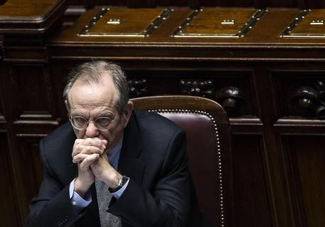 Redazione di Operai Contro, in Italia la disoccupazione aumenta In Italia la cassa integrazione aumenta In Italia, come in tutto il mondo, la ripresa dell’economia dei padroni, è un fantasma. Ma i padroni italiani, in ogni governo, trovano il santo che annuncia il miracolo del lavoro San Pier Carlo Padoan, intervenendo a Radio Anch’io ha affermato: ” il DL sul lavoro accelera il beneficio in termini di occupazione della ripresa che si sta consolidando”. ……..Quanto alla riforma Fornero, per il ministro “non è che non vada più bene, il fatto è che nel frattempo le condizioni recessive da allora sono peggiorate, […]