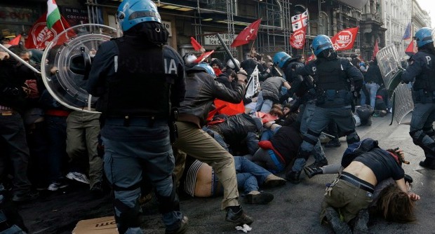 Redazione di Operai Contro,. i capi della polizia come in tutti i regimi fanno una grande carriera. Il poliziotto che ha calpestato una ragazza in terra (guarda il video) sabato scorso durante gli scontri di Roma alla manifestazione per la casa? “Un cretino da identificare”. A definire così l’agente non è stato un manifestante o un attivista politico, bensì il capo della polizia di Stato Alessandro Pansa. Rispondendo ai giornalisti a margine del congresso nazionale delle Silp-Cgil a Perugia, Pansa prima non ha risparmiato critiche aspre nei confronti del poliziotto in questione (“Abbiamo avuto un cretino che dobbiamo identificare e va sanzionato perché ha preso a calci una ragazza che […]