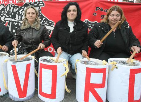 Redazione di operai Contro, Nel 2014 la disoccupazione salirà, ma non oltre il 12,4%, prevedeva l’Istat nel novembre 2013. Peccato che l’istituto di statistica abbia appena comunicato che il tasso è già al 13%, un nuovo massimo storico. Ci vorrebbe un miracolo perché entro fine anno cali tanto da riportare la media vicino alla percentuale prevista solo pochi mesi fa.  Matteo Renzi,  il buffone, che dopo aver definito “sconvolgente” il dato Istat ha assicurato che “nei prossimi mesi o nei prossimi anni torneremo sotto la doppia cifra”. Tutti i governi, di destra e sinistra, promettevano di ridurre la disoccupazione. Il risultato […]