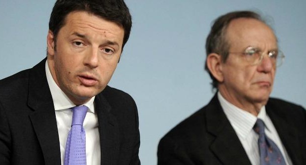 Redazione di Operai Contro, Renzi ha capito che in Italia basta poco per dire di essere rivoluzionari. Promette 80 euro in più in busta paga (che non ci sono ancora) e afferma: “Sono l’antipasto, la rivoluzione e appena iniziata”. Bene ha fatto quell’operaio in cassa integrazione a denunciare che si perdono ogni mese 400 euro. I servi della stampa e della TV fanno finta di niente. Continuano a ripeterci che abbiamo 80 euro in più in busta paga. Renzi ha capito che la menzogna degli 80 euro in busta paga non può reggere a lungo. Gli aumenti delle addizionali […]