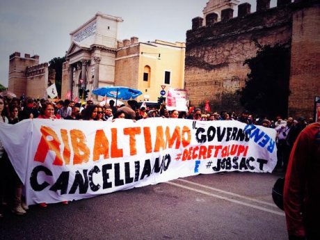 #12A Parte la campagna elettorale: altro che soluzioni, manganelli contro chi chiede casa reddito e diritti per tutti   30 mila in piazza “Sgomberiamo Renzi! I diritti si conquistano a spinta!”   Un corteo di oltre 30mila persone oggi si è mosso da Porta Pia per portare l’assedio ai ministeri e contestare i provvedimenti che il governo Renzi ha già preso sul tema della casa e del lavoro. Una manifestazione meticcia, determinata a portare la rabbia davanti ai luoghi simbolo delle politiche di austerity per contestare con forza il decreto Lupi e il Jobs Act, attaccata pesantemente su via […]
