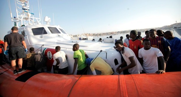 Redazione di Operai Contro, Oltre 300 migranti, in maggioranza eritrei, sono fuggiti dall’ex centro di sperimentazione agricola della Regione siciliana “San Pietro”, struttura tra Comiso e Ragusa, allestita per fare fronte all’emergenza sbarchi. Oggi nell’ex masseria sono presenti poco meno di 100 migranti, il resto si è dileguato ed è pronto a raggiungere le altre nazioni europee, veri loro obiettivi. Il loro sogno è raggiungere la Svezia, laGermania o la Francia. I migranti in Italia sono rinchiusi per anni in campi di concentramento E’ giusto che appena possono fuggono Un siciliano
