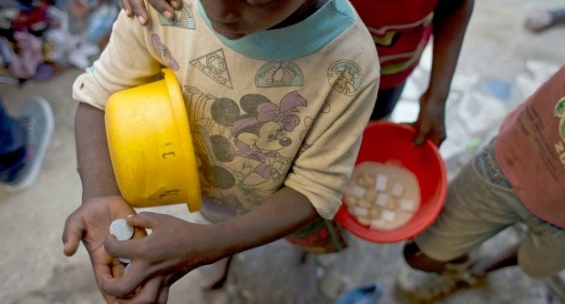 Redazione di Operai Contro Invio un articolo che chiarisce bene l’azione dei padroni italiani in trasferta Un Senegalese ActionAid contro l’azienda italiana Tampieri Financial Group Spa. “Novemila persone – denuncia la ong impegnata nella lotta alla povertà – appartenenti a 37 villaggi nella regione di Ndiaël, in Senegal, sono messe in ginocchio da un progetto agroalimentare che vede come capofila l’azienda italiana, una grande holding familiare con sede a Ravenna e produttrice di olio alimentare e di biocombustibile”. Secondo l’organizzazione è a rischio anche l’ecosistema locale perché “la coltivazione richiede molta acqua, che sarà prelevata in parte dal lago di Guiers, un bacino idrico fondamentale per […]