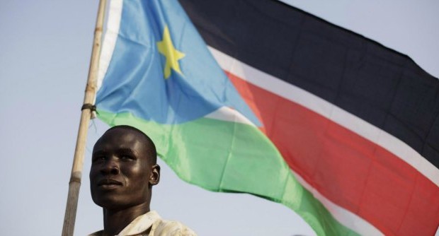Redazione di Operai Contro, i padroni delle società petrolifere dovrebbero morire annegate nel petrolio. Essi sono i responsabili dei peggiori massacri dalla fine della seconda guerra mondiale. L’ONU è un cadavere putrefatto e pur di salvare le loro vite i caschi blu fanno ammazzare donne e bambini. Non è la prima volta. Sono almeno 58 i morti a seguito dell’irruzione che una folla di giovani armati ha fatto in una struttura dell’Onu in Sud Sudan. Dopo che i caschi blu hanno aperto il fuoco respingendo gli assalitori, questi si sono diretti verso il campo adiacente, sempre sotto tutela delle Nazioni unite, che […]