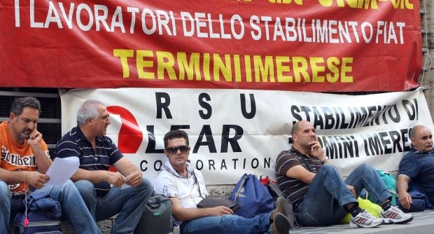 Redazione di Operai Contro, Gli operai di Fiat e dell’indotto hanno “impacchettato” i cancelli della fabbrica di auto di Termini Imerese, chiusa dal novembre 2011, attaccandoci sopra un cartello con la scritta “Anche tu ci hai spezzato il cuore…”. Una risposta – amara –  all’operazione di marketing realizzata dal Lingottonei giorni scorsi: le auto straniere dei dipendenti lasciate in sosta nel parcheggio di Mirafiori erano state ricoperte di cellophane e “marchiate” con un cartello a forma di cuore spezzato dentro il quale campeggiava la scritta “vederti con un’altra mi ha spezzato il cuore, ma nonostante ciò continuo a pensare a te”. Oggi la reazione degli operai Un operaio FIAT