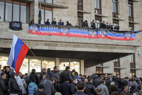 Redazione di Operai Contro, La valanga in Ucraina si ingrossa. I filorussi dell’Ucraina orientale che occupano da ieri il palazzo della Regione di Donetsk hanno proclamato la nascita della Repubblica sovrana di Donetsk.  I responsabili del blitz hanno annunciato per l’11 maggio anche un referendum per la possibile annessione alla Russia della regione industriale. Centinaia di insorti filorussi di alcune città russofone dell’Ucraina orientale continuano ad occupare gli edifici pubblici conquistati ieri e a prenderne altri. A Lugansk i dimostranti hanno occupato parte della sede dei servizi segreti e hanno issato la bandiera russa all’esterno dell’edificio. Negli scontri sono […]