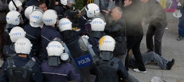 Caro Operai Contro, due manifestanti uccisi durante gli scontri con la polizia nell’ultima settimana. La polizia è intervenuta con la forza in diverse città turche, per disperdere manifestazioni di protesta contro il governo per la strage dei minatori a Soma, dove la settimana scorsa sono morti oltre 400 minatori. I sopravvissuti dicono che i morti sono molti di più, perché tanti lavoravano in nero, circostanza questa, negata dall’azienda e dallo stesso Erdogan. Lavoratori e operai di tutte le categorie sono scesi in piazza, compresi gli studenti, a denunciare la diretta responsabilità del governo Erdogan, che pochi giorni prima aveva rassicurato sulle […]