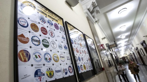 Redazione di Operai Contro, diventare sindaci o consiglieri comunali vuol dire arricchirsi. I partiti dei padroni usano tutti i mezzi per vincere le elezioni A Bari dieci candidati sindaco, 33 liste e un esercito di 1188 aspiranti consiglieri. Tanti, tantissimi ma non abbastanza da far passare inosservati quei tre nomi nella lista del Pd. Anna Esperanza Diomede, Francesco Laraspata e Danilo Dammacco. Nell’elenco dei candidati, a chi Bari la conosce almeno un po’, quei tre nomi non scivolano via come gli altri. Perché loro, poco meno che trentenni, hanno una biografia ingombrante: sono tutti appartenenti a famiglie collegate ai clan della malavita locale. Tutti nomi che il pm Michele Emiliano conosceva […]