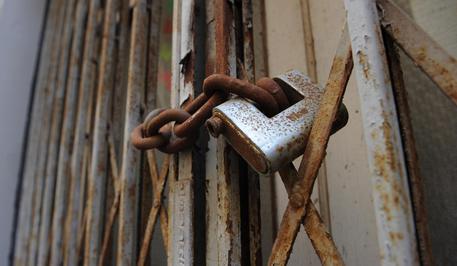 Redazione di Operai Contro, i tenici al servizio del gangster Renzi parlano di fine della crisi. Tra gennaio e marzo i fallimenti aziendali sono stati 3.811, il 4,6% in più rispetto allo stesso periodo del 2013. Secondo i dati del Cerved analizzati dall’ANSA è un nuovo record.“Nel primo trimestre 2014 si contano in tutto 23mila chiusure aziendali – commenta Gianandrea De Bernardis, amministratore delegato del Cerved, primo gruppo in Italia nel ‘credit information’ – il 3,5% in meno rispetto allo stesso periodo dell’anno precedente. Questo miglioramento è attribuibile alla diminuzione delle liquidazioni volontarie, che hanno fatto registrare un calo […]