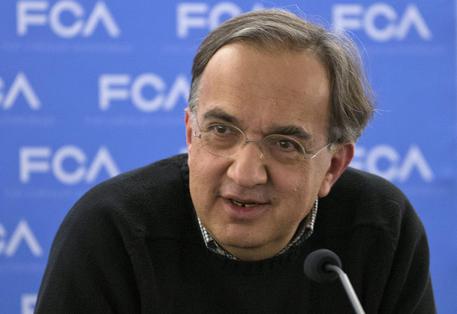 Redazione di Operai Contro, il gangster Marchionne ha capito che basta raccontare frottole. Il piano 2014-2018 di Fiat-Chrysler, presentato dall’a.d. Sergio Marchionne e dai vertici del gruppo nella sede Chrysler di Auburn Hills, piace ai sindacati, che parlano di rilancio della produzione in Italia e di investimenti vicini ai 10 miliardi. Cosa promette il gangster Marchionne? Pieno utilizzo della struttura di Pomigliano, produzione Jeep a Melfi, investimenti per Mirafiori, Grugliasco e cassino. E, soprattutto, l’obiettivo di non mandare nessun lavoratore a casa, nessun licenziamento e la reintegrazione dei cassaintegrati. Con il presidente di Fiat John Elkann, che ha parlato […]