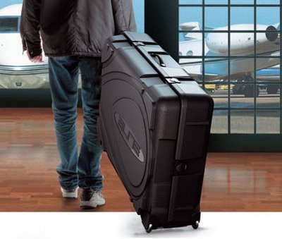 Egregio Direttore, Calderoli, Salvini, Borghezio e tutti i capi nazipadani sono in fibrillazione. Cercano loro simili in Gran Bretagna per dare la caccia, come fanno loro in Italia, agli immigrati che arrivano, con in testa i lombardo veneti. Allego un articolo da “Il sole 24 ore”. Saluti dalla Gran Gretagna Italiani in fuga all’estero: boom (+71,5%) di espatri nel 2013 secondo l’Aire. Gran Bretagna al primo posto Per dare un’idea comparativa, è come se – nel 2013 – l’intera città di Alessandria si fosse trasferita all’estero. Anche se e’ più ragionevole ritenere che -poiché circa un italiano su due […]